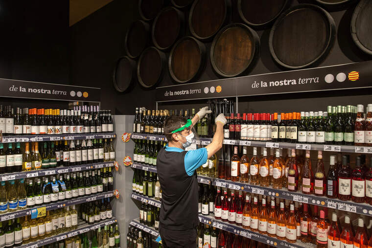 Els lineals de vins d'un dels supermercats Caprabo