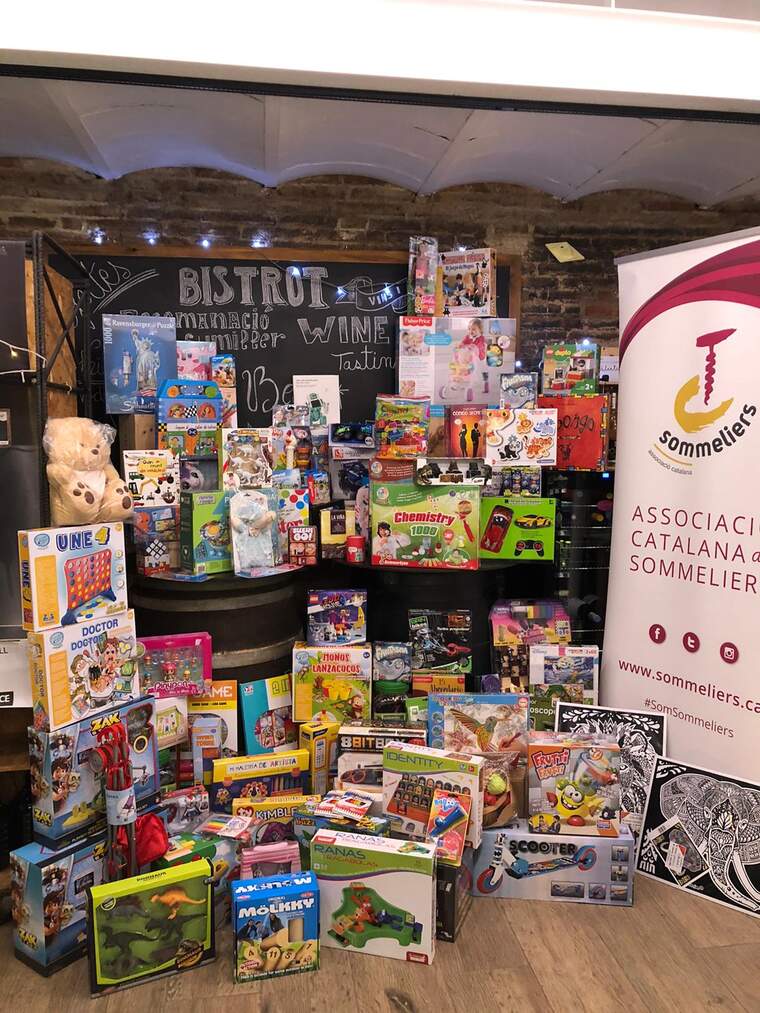 Les més de 100 joguines que es van recollir en el Vi per Joguines dels Sommeliers catalans