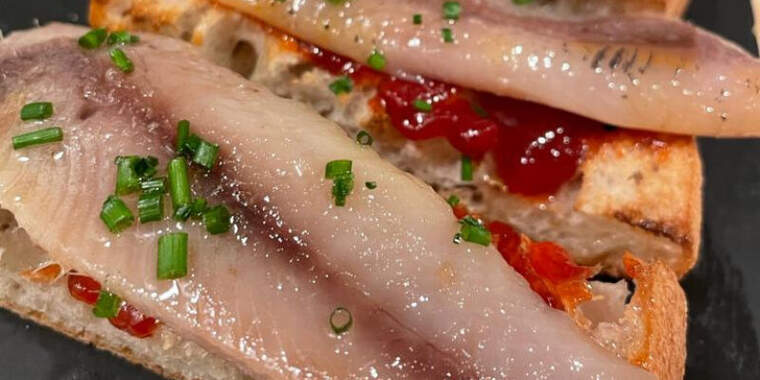 La sardina és un peix blau que fumat a baixa temperatura esdevé un producte selecte