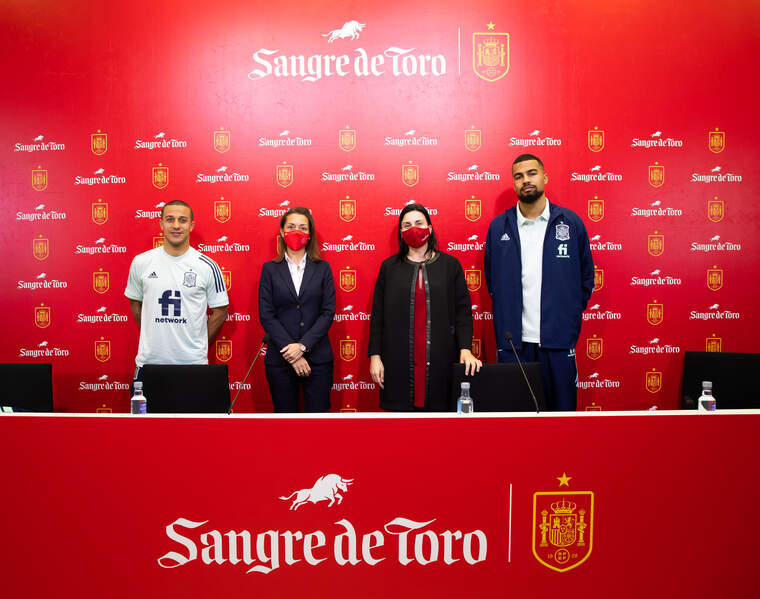 Roda de premsa de presentació del patrocini de Sangre de Toro.  De esquerra a dreta,Thiago Alcántara, Elvira Andrés, Sara Sanabria i Robert Sánchez.