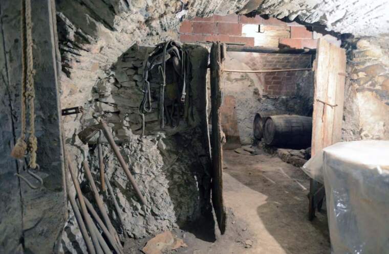 Antics cellers a cases particulars dels pobles de la serra de l'Albera