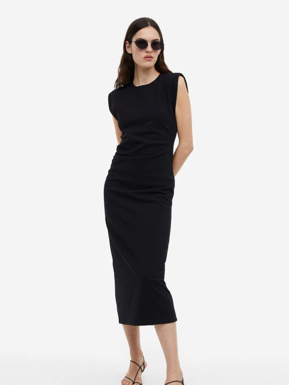 Serás invitada más elegante: he H&M el vestido negro mangas perfecto