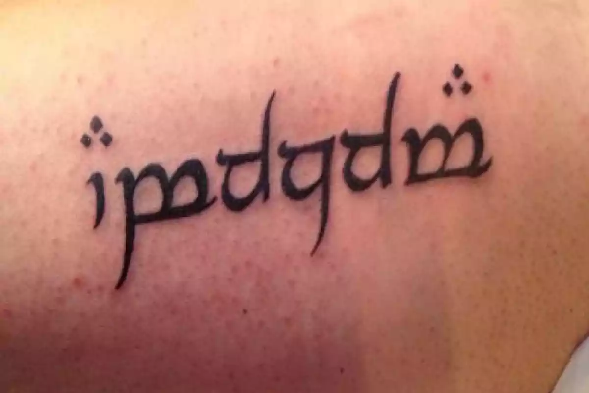 Diseño de tatuaje con un nombre en letras negras y élficas Diseño de tatuaje con un nombre en letras negras y élficas