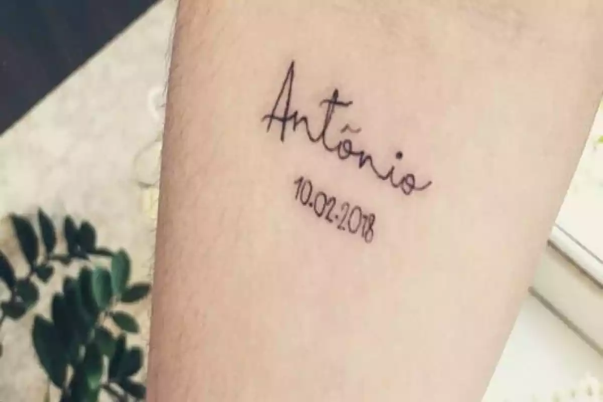 Diseño de tatuaje de nombre Antonio con una fecha en el brazo Diseño de tatuaje de nombre Antonio con una fecha en el brazo