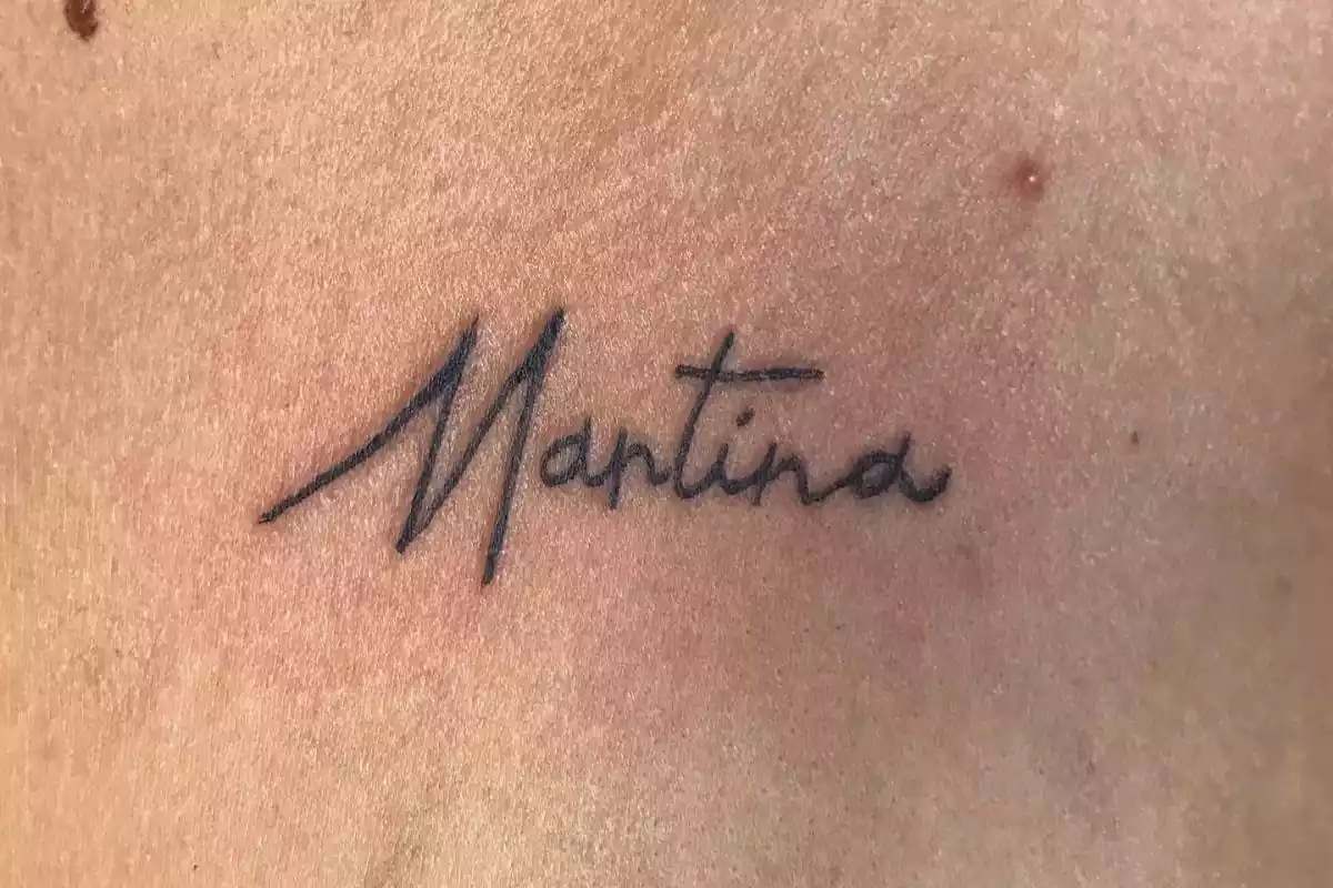 Diseño de tatuaje nombre Martina sobre la piel con unas letras básicas Diseño de tatuaje nombre Martina sobre la piel con unas letras básicas