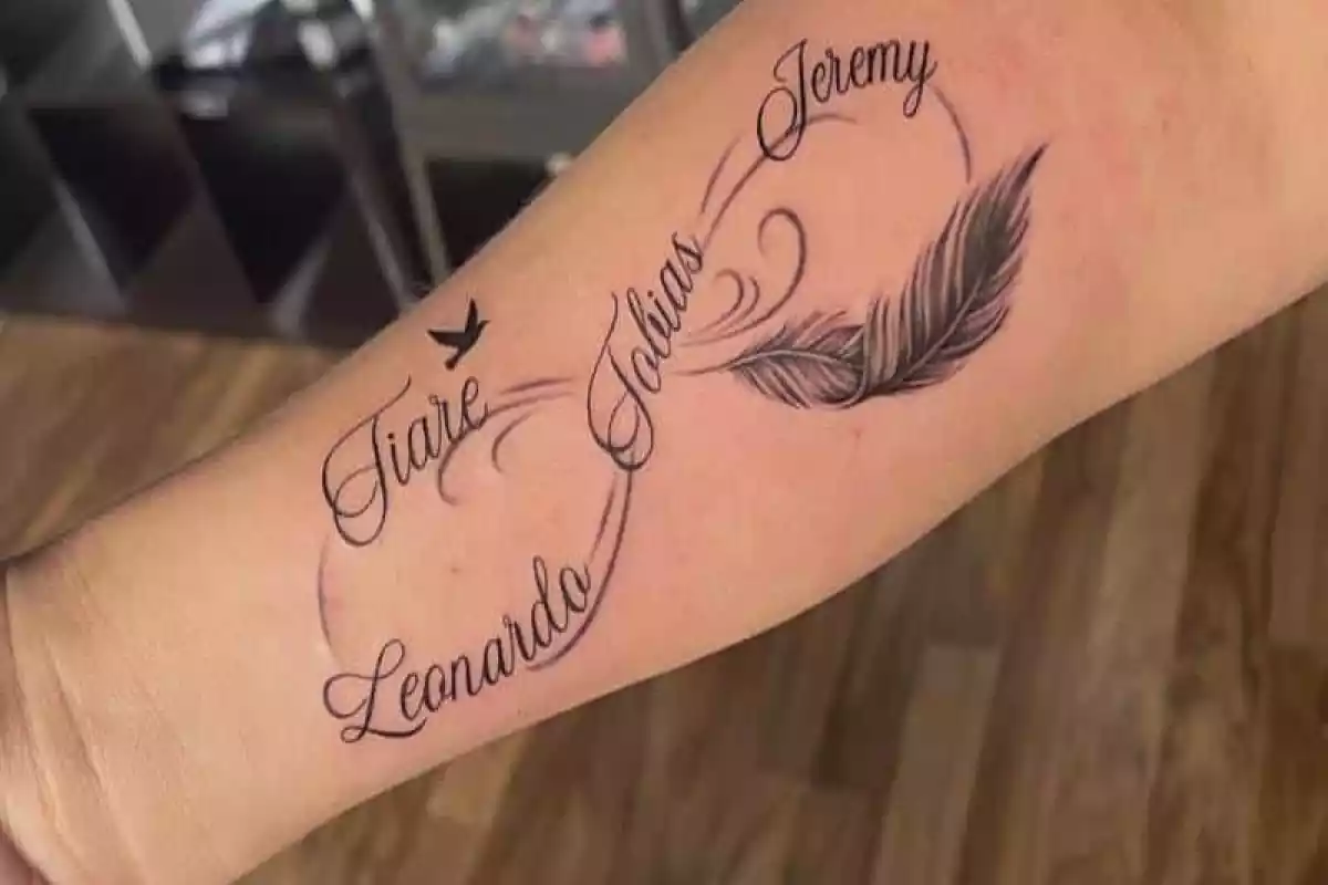 Diseño de tatuaje símbolo infinito con cuatro nombres y el dibujo de una pluma Diseño de tatuaje símbolo infinito con cuatro nombres y el dibujo de una pluma