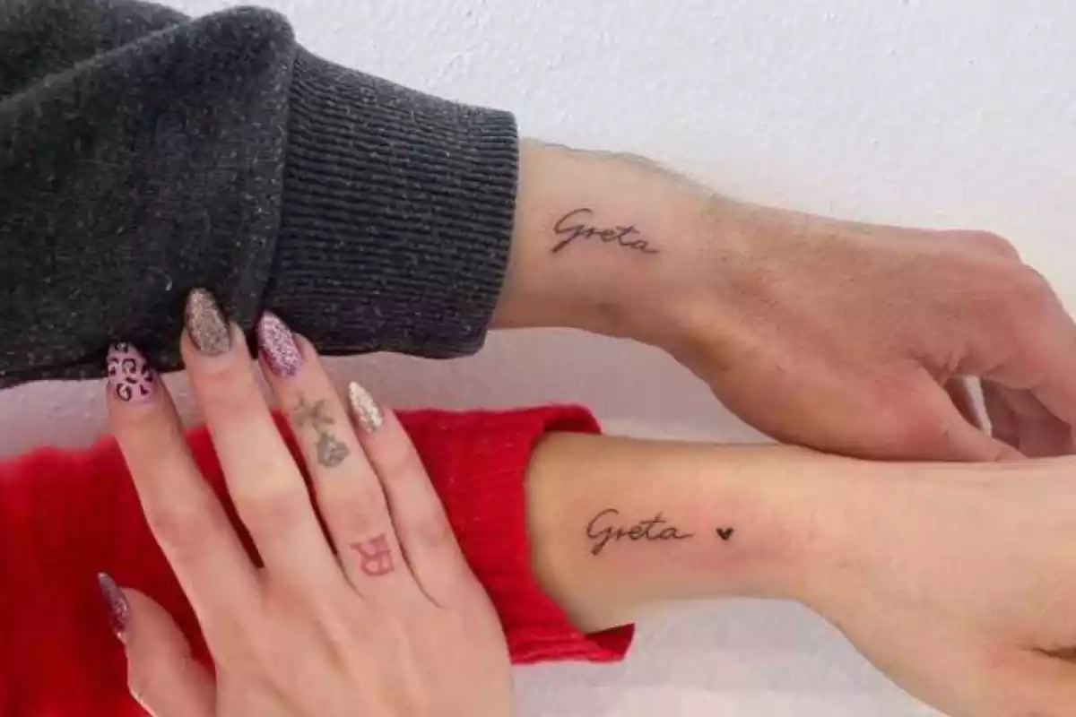 Diseño tatuaje de nombres en dos muñecas de una pareja que comparten el nombre Greta Diseño tatuaje de nombres en dos muñecas de una pareja que comparten el nombre Greta