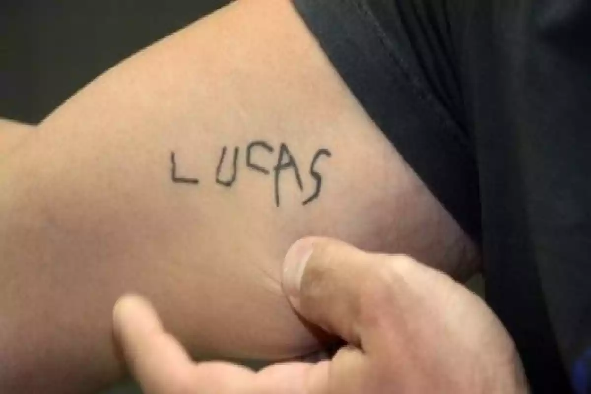Diseño tatuaje en el brazo con el nombre de Lucas en letras sencillas Diseño tatuaje en el brazo con el nombre de Lucas en letras sencillas