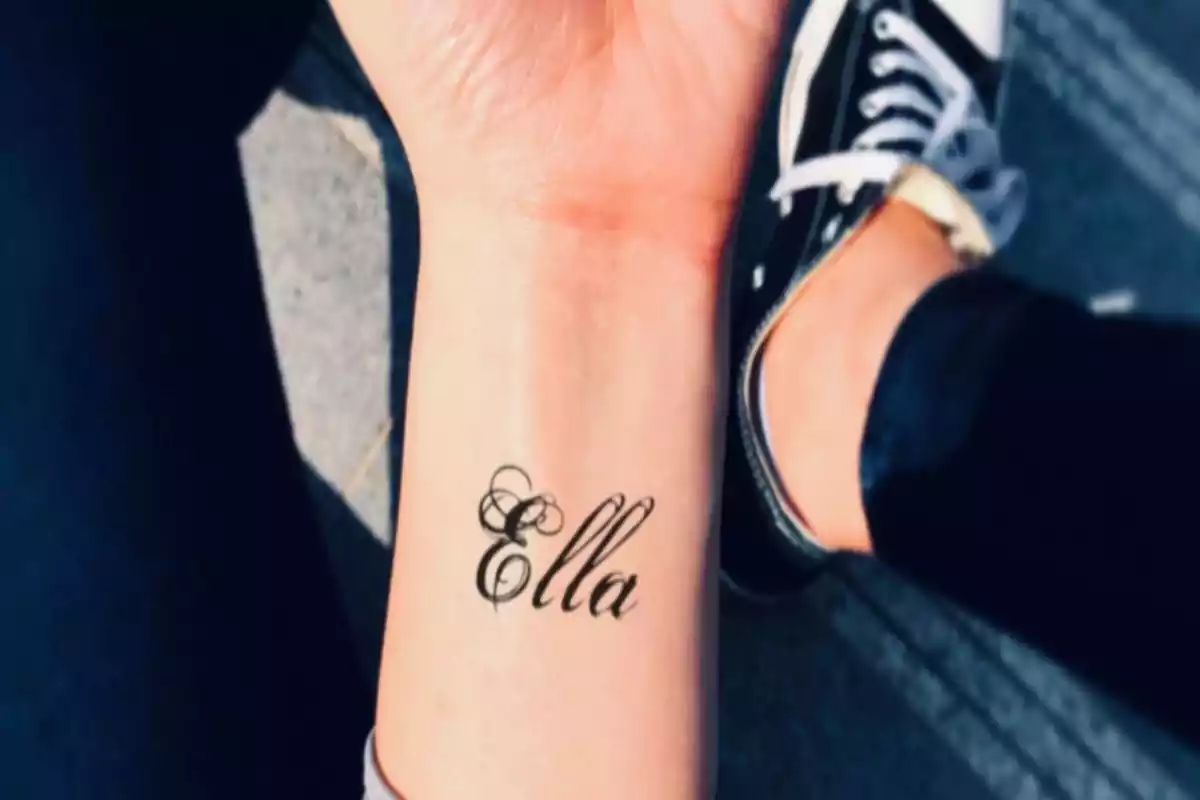 Diseño tatuaje nombre Ella con letras enlazadas en negro Diseño tatuaje nombre Ella con letras enlazadas en negro