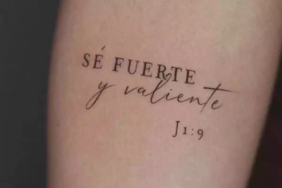 Foto de un brazo con un tatuaje de la frase 'Sé fuerte y valiente' con dos tipos de letras Foto de un brazo con un tatuaje de la frase 'Sé fuerte y valiente' con dos tipos de letras