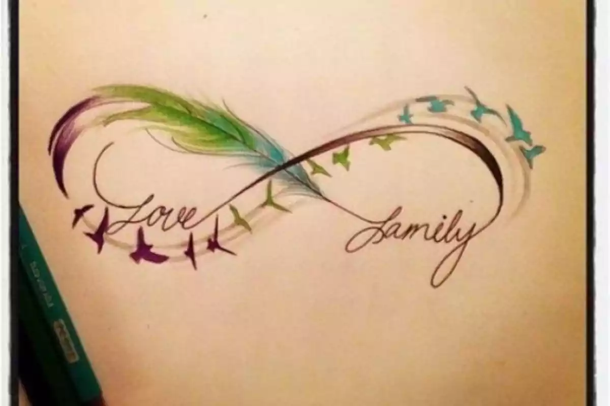 Foto de un tatuaje en primer término con un símbolo del infinito y las palabras 'love' y 'family' intercaladas con una pluma en verde y pájaros Foto de un tatuaje en primer término con un símbolo del infinito y las palabras 'love' y 'family' intercaladas con una pluma en verde y pájaros