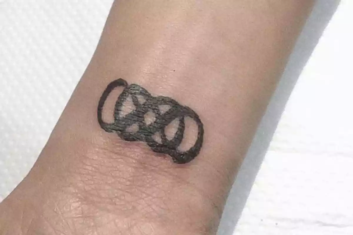 Foto de una muñeca que tiene un tatuaje de un doble símbolo del infinito Foto de una muñeca que tiene un tatuaje de un doble símbolo del infinito