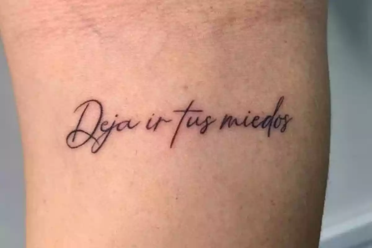 Foto del detalle de un tatuaje en el que aparece la frase 'Deja ir tus miedos' Foto del detalle de un tatuaje en el que aparece la frase 'Deja ir tus miedos'