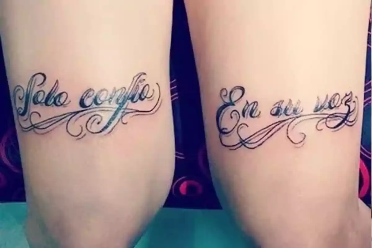 Foto recortada con unas piernas que comparten un tatuaje con la frase 'Solo confío en su voz' Foto recortada con unas piernas que comparten un tatuaje con la frase 'Solo confío en su voz'