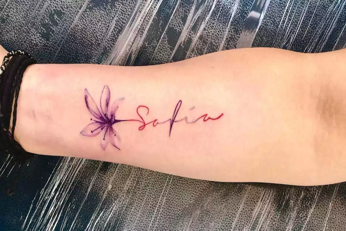 Nombre de Sofía tatuado con una flor en el brazo Nombre de Sofía tatuado con una flor en el brazo