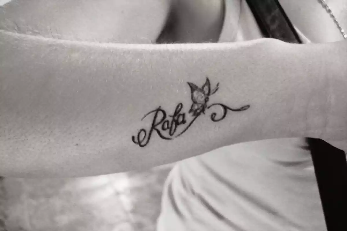 Tatuaje de nombre rafa en un brazo en blanco y negro Tatuaje de nombre rafa en un brazo en blanco y negro
