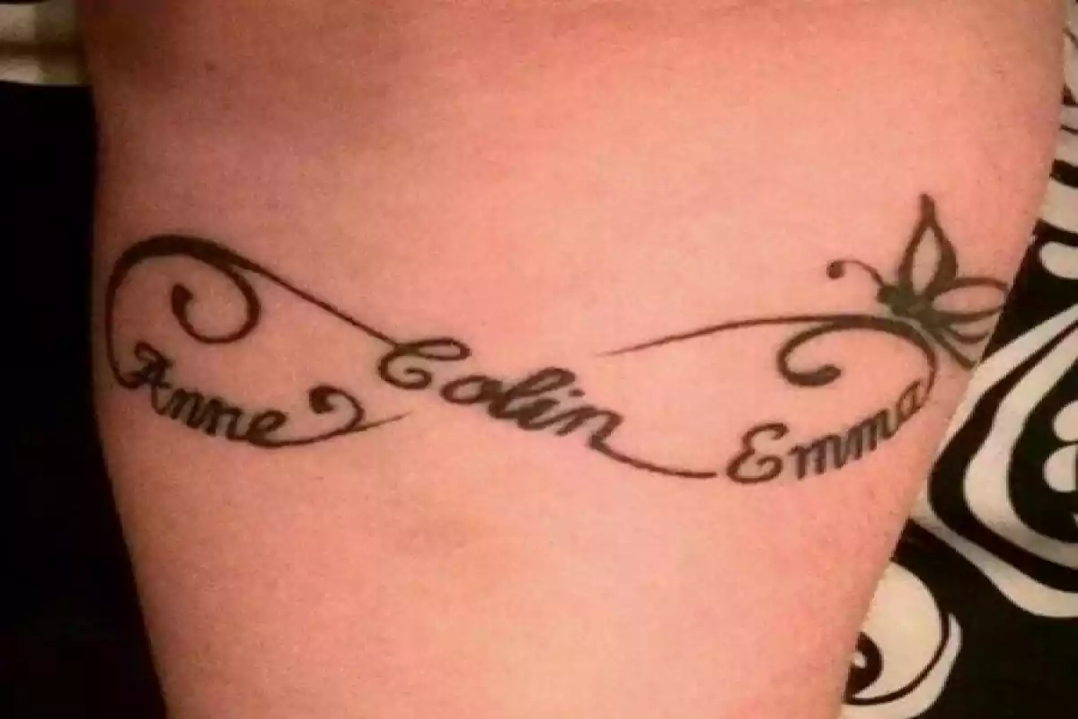 Tatuaje enlazado en un brazo con tres nombres: Anne, Colin, Emma Tatuaje enlazado en un brazo con tres nombres: Anne, Colin, Emma