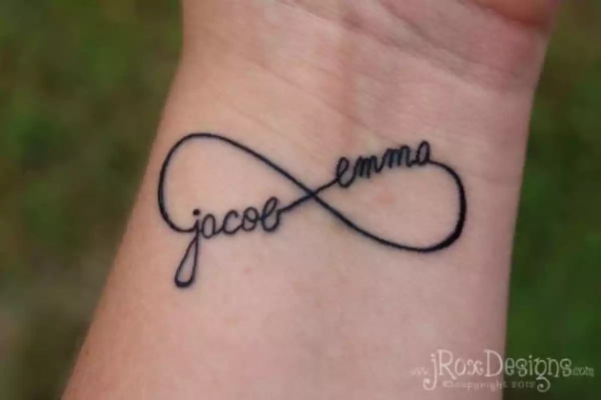 Tatuaje nombre con dos nombres en un símbolo de infinito Tatuaje nombre con dos nombres en un símbolo de infinito