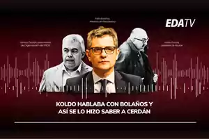 Tres hombres aparecen en la imagen con un fondo oscuro y ondas de audio, en el centro está un hombre con gafas y traje, a la izquierda otro hombre de cabello canoso y a la derecha un hombre calvo con barba y gafas, en la parte inferior se lee el texto Koldo hablaba con Bolaños y así se lo hizo saber a Cerdán