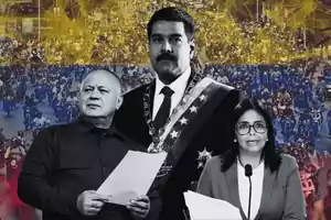 Tres figuras políticas venezolanas en primer plano con fondo de manifestación y los colores de la bandera de Venezuela.