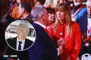 Un grupo de personas conversa en un evento, una mujer con chaqueta roja destaca en primer plano y en la esquina inferior izquierda aparece el retrato de un hombre mayor con traje y corbata dentro de un círculo.