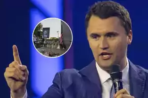 Hombre de cabello corto y traje azul hablando con un micrófono y levantando un dedo mientras al fondo se muestra un círculo con una imagen de un altar con velas, una bandera de Estados Unidos y una fotografía en blanco y negro