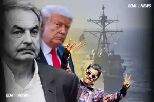 Tres hombres en primer plano con un barco de guerra al fondo y una bandera de Estados Unidos ondeando