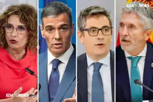 Cuatro personas en primer plano, dos hombres y una mujer con gafas, todos vestidos de manera formal y hablando frente a micrófonos en diferentes escenarios oficiales