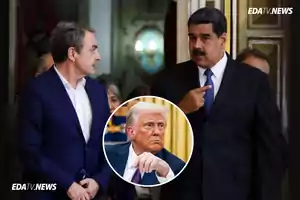 Dos hombres de traje conversan mientras uno de ellos señala su corbata y en el centro de la imagen aparece un recuadro con el rostro de otro hombre de cabello rubio y expresión seria