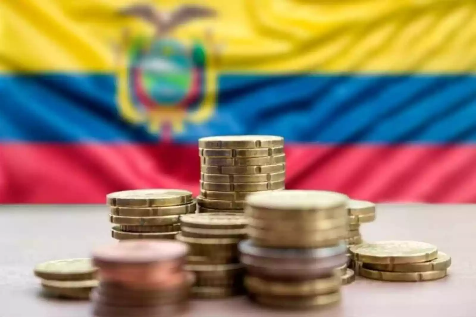 ¿Qué ocurrió en la dolarización de 2000 en Ecuador y qué consecuencias tuvo?