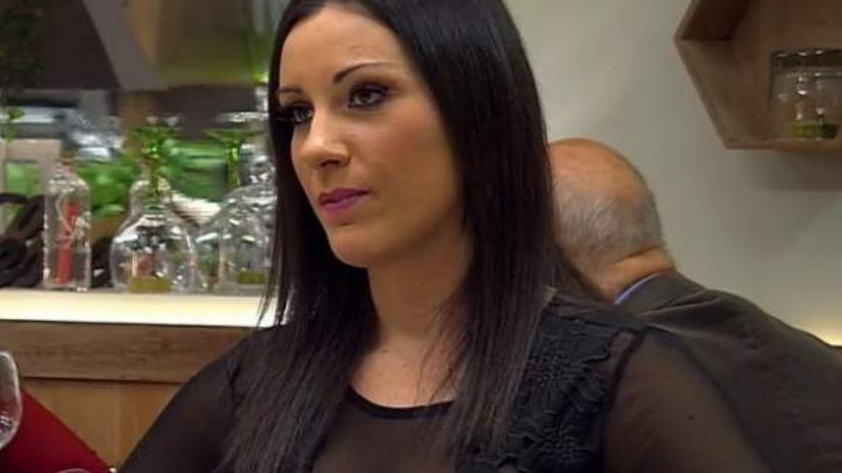 Una chica, sin sujetador en 'First Dates', quita el hambre Una chica, sin sujetador en 'First Dates', quita el hambre