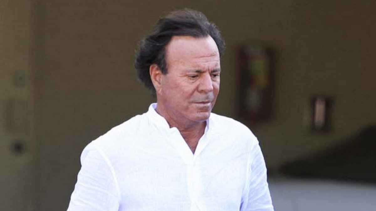 Julio Iglesias califica la prueba biológica de Javier Santos de ilícita