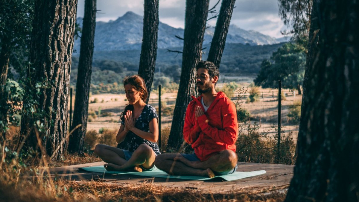 Posturas De Yoga En Pareja Beneficios Y Posiciones Para Dos