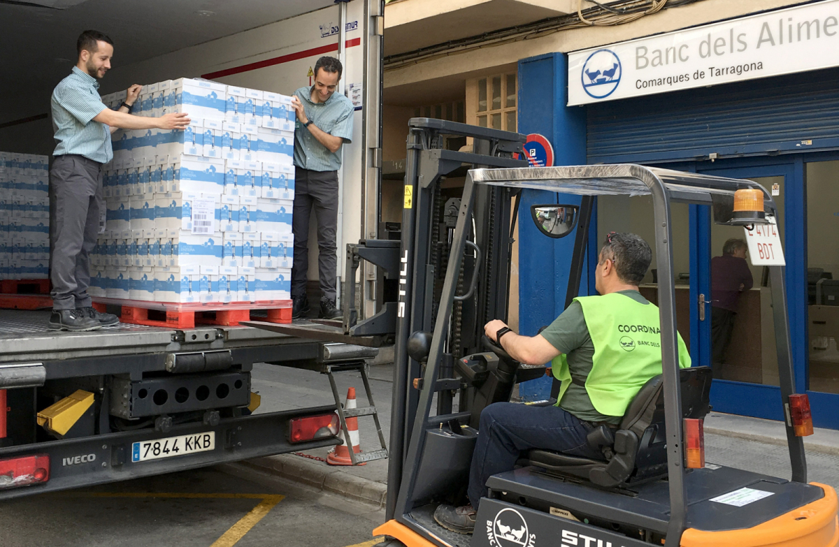 Mercadona entrega 13.500 litres de llet al Banc dels ...