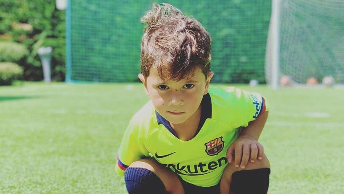 Mateo Messi fa 4 anys i ho celebra imitant al seu pare