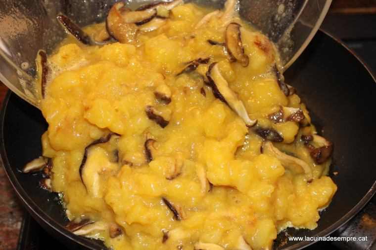 Truita de patates sucosa amb shiitake - Recepta pas a pas