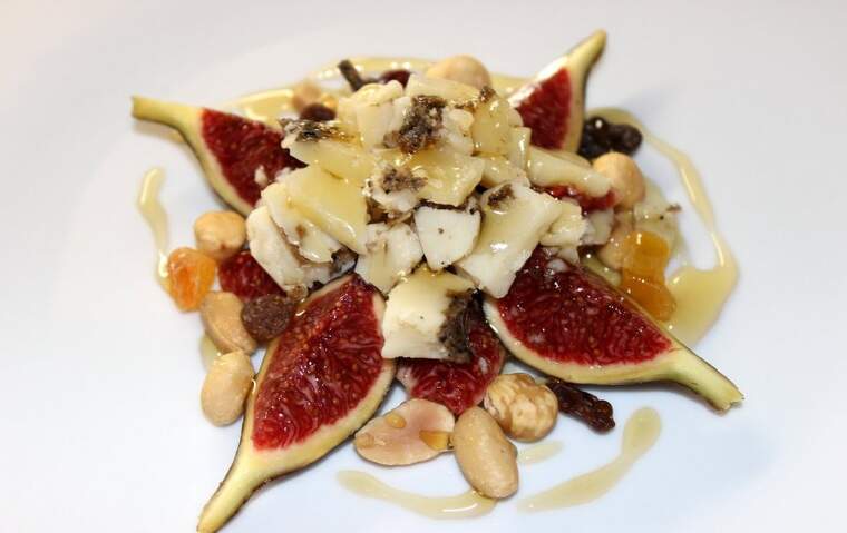 Figues amb pecorino trufat i fruits secs